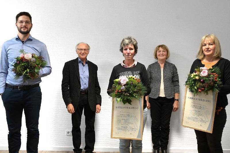 Die beiden Firmeninhaber Alfred und Edith Härtl (hinten, von links) gratulierten Geschäftsführer Dominik Stümpfl (links) für zehn Jahre sowie Sylvia Hammer (Mitte) und Elsbieta Kummer (rechts) für 25 Jahre Firmentreue. - Foto von Alfred Härtl