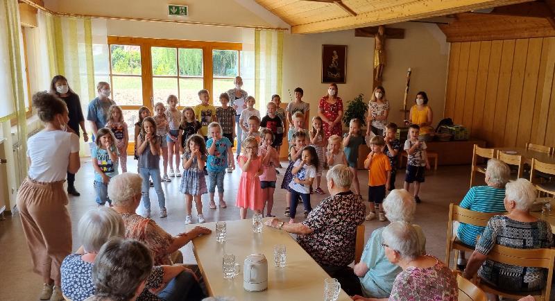 Die Kindergarten- und Schulkinder des Marienkindergartens bescherten den Besucherinnen des Seniorentreffs mit ihren Lieder-, Gedicht- und Tanzdarbietungen eine unbeschwert-fröhliche Stunde. - Foto von Werner Schulz