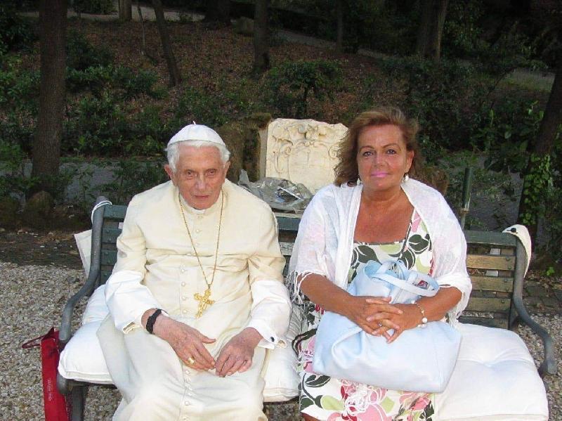 Von 2003 bis 2005 arbeitete Silvia Kritzenberger als Übersetzerin für den damaligen Kardinal Joseph Ratzinger. Nach seiner Wahl zum Papst begegnete sie ihm bei Generalaudienzen, bei Konzerten im Vatikan, in der päpstlichen Sommerresidenz Castel Gandolfo usw.. Als Emeritus besuchte sie ihn mehrfach in den Vatikanischen Gärten, letztmals im Juni 2022. - Foto von Fotos/Repros: u
