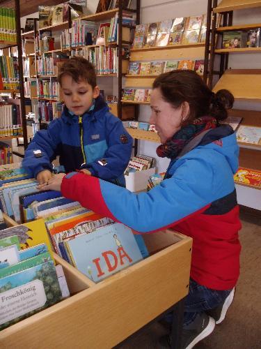 In der Stadt- und Pfarrbücherei sind 114 neue Bücher eingetroffen, darunter viele Kinderbücher. Rund 30 Prozent des Kundenstamms sind Kinder bis zum Alter von 13 Jahren. Auch Paul gehört dazu. - Foto von Werner Schulz