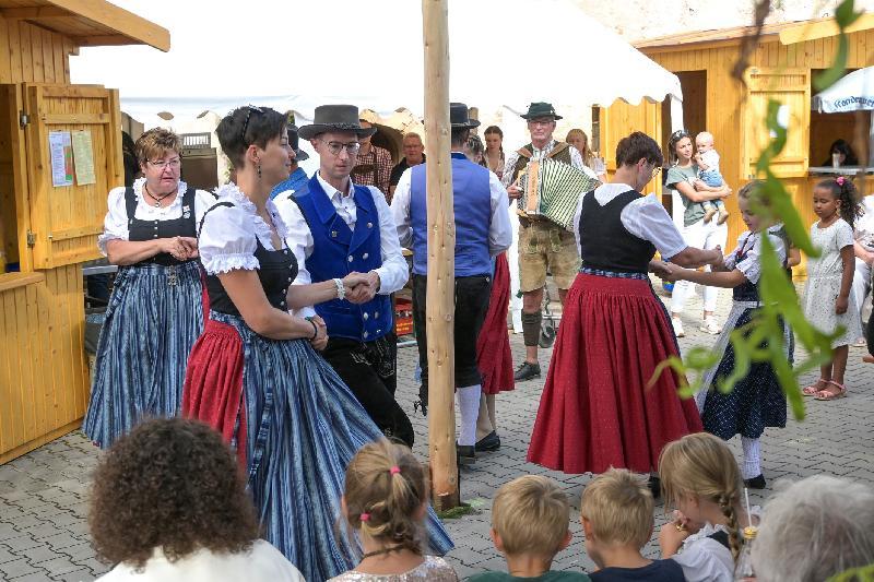 Wie letztes Jahr werden die Mitglieder des Heimat- und Trachtenvereins am Kirwa-Sonntag ihre Tänze präsentieren. - Foto von Werner Schulz