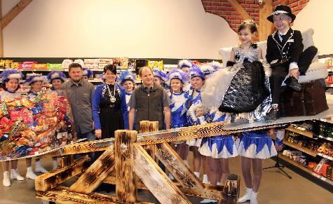 Jede Menge Süßigkeiten – exakt 90 Kilogramm - wird es morgen beim Hirschauer Kinderfaschingszug regnen. Gespendet wurden diese vom Edeka-Markt. Prinz Felix I., Prinzessin Eva I. und die Gardemädchen hatten Riesenspaß, als Marktleiter Roland Gleißner (r.) und Mitarbeiter Fabian König (l.) zur Freude von Garde-Chefin Regina Merkl (Mitte) das Prinzenpaar gegen die Schleckereien aufwiegen ließen und das Gleichgewicht großzügig auslegten. - Foto von Werner Schulz