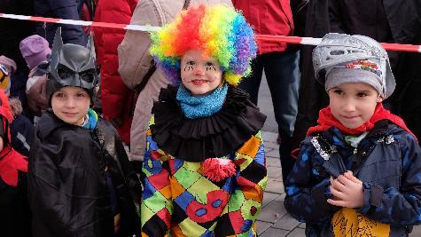 Traumhafter, kunterbunter Kinderfaschingszug