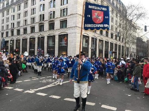 Zum 42. Mal hatte der Hirschauer Musikzug die Ehre, beim Düsseldorfer Rosenmontagszug live an zigtausenden Jecken musizierend und tanzend vorbeizuziehen. Sie gehörten wieder zur Leibgarde „Ihrer Lieblichkeit Venetia Sabine” und ihres Prinzen Martin I.. Düssedorf-Veteran Werner Stein, der zum 41. Mal mit von der Partie war, marschierte zum zehnten Mal als Standartenträger vorneweg. - Foto von Werner Schulz