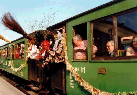 In der Brockenbahn und in Wernigerode ist an Walpurgis der Teufel los, und die Hexen gesellen sich dazu. Die Amberger Reisefreunde werden den Harz unter Schmalspurdampf erkunden. Bild: HSB-Archiv - Foto von Uschald
