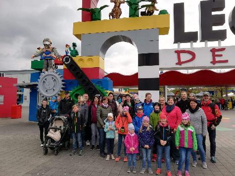Das Legoland Deutschland bei Günzburg war Ziel des Trachtler-Familienausflugs, den Jugendleiterin Stephanie Riß (hinten 5v.l.) organisiert hatte. - Foto von Werner Schulz