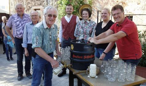Seit Beginn der Hirschauer-Stückl-Festspiele im Jahr 2005 braut die Schloss-Brauerei ein extra „Stückl-Bier“ nach einer alten Familienrezeptur. Zum Probenauftakt für das diesjährige Stückl „Die Erbschaft“ wurde das erste Fass angezapft und verkostet. Beim Bieranstich v. l.: Altbürgermeister Hans Drexler (Festspielvereinsvorsitzender), Alfred Härtl (stellv. Festspielvereinsvorsitzender), Franz Dorfner (Brauerei-Chef), Ludwig Koller (Vorarbeiter Sebastian), Meike Birner (Annemarie Buche) sowie das Regie-Duo Saskia Krügelstein und Dieter Held. - Foto von Werner Schulz
