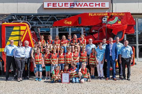 Jetzt ist es urkundlich bestätigt: Hirschau hat eine Kinderfeuerwehr. „Feuerfunken“ nennen die 18 Jungen und 4 Mädchen ihre Gruppe. Bei der Urkundenübergabe v. l.: KBI Martin Schmidt, Betreuerin Marina Schlaffer, KBR Fredi Weiß und Betreuerin Claudia Jasinsky. V. r.: Vorstand Michael Schuminetz, Kommandant Sebastian Jasinsky, Bürgermeister Hermann Falk, Jugendwart Nico Schuminetz, Betreuerin Gerlinde Schlaffer und 2. Vorstand Thomas Maier. - Foto von Werner Schulz