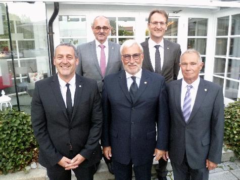 Das Führungsteam 2019/2020 im Lions-Club Amberg-Sulzbach. Vorne von links 2. Vizepräsident Matthias Hahn, Präsident Peter Rückerl und 1. Vizepräsident Fritz Kammer, dahinter von links Schatzmeister Hans Fürnkäs und Clubsekretär Dr. Stefan Huber. Bild: Uschald

  - Foto von Uschald