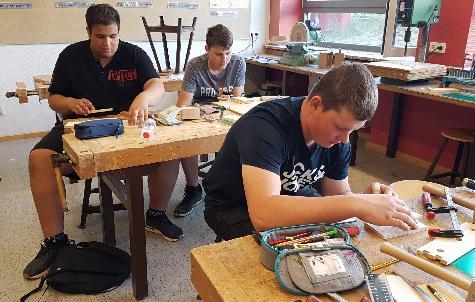 Die Neuntklässler der Mittelschulen absolvieren ab heute die Quali-Prüfungen in Englisch, Deutsch, Mathematik, GSE und PCB. Ihre Projektprüfungen haben sie bereits abgelegt. Die Schnaittenbacher wurden mit dem Thema „Schüleraustausch mit der Partnergemeinde Buchberg im Kanton Schaffhausen“ konfrontiert. Die Technikgruppe hatte die Aufgabe, den Tischschmuck für das gemeinsame Abendessen aus einer Verbindung von Holz und drei eingearbeiteten Reagenzgläsern fertigen. - Foto von Werner Schulz