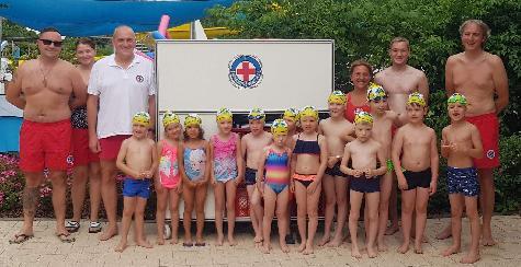 Zu einem Erfolg wurde wieder der Kinder-Schwimmkurs, den die Wasserwacht-Ortsgruppe während der Pfingstferien im Monte-Freibad abhielt. Das war auch ein Verdienst der Ausbilder. V. l.: Sandro Gärtner, Sabine Ströhl, Vorstand Michael Schmid, Melanie Gärtner, Armin Fehlner und Wolfgang Schreiner. - Foto von Werner Schulz