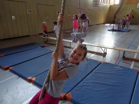 Eine abenteuerliche Sportstunde erlebten die Vorschulkinder der drei Stiftungskindergärten und des Conrad-Kinderhauses zusammen mit den Mädchen und Jungen der Flexi-Klasse 1/2 in der Schulturnhalle. Ganz schön Kraft brauchten die künftigen Erstklässler beim Schwingen mit den Lianen. - Foto von Werner Schulz