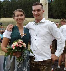 Das Tanzen um den 28 Meter hohen Kirwabaum endete mit der Krönung von Christine Meiler und Thomas Losch zum neuen Ober-Kirwapaar. - Foto von Werner Schulz