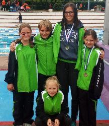 Fünf Nachwuchsschwimmer des TuS Hirschau gingen letztes Wochenende bei den Bezirksmeisterschaften in Tirschenreuth an den Start. Lena Gimpl (2.v.r.) gewann Silber über 200 Meter Brust, Anna-Lena Rösch (r.) Silber über 100 Meter Brust. Mit im Bild: kniend Emely Lippert, stehend v. l.: Romina Rubenbauer und Samuel Lippert. - Foto von Werner Schulz