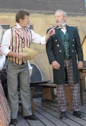Vor vier Jahren standen beim Festspiel-Stückl „Der Glockenkrieg“ Dieter Held (l.) als Hirschauer Bürgermeister Hitzinger und Erhard Ackermann (r.) als Stadtrat Hafinger auf der Bühne. Dieses Mal wollte Dieter Held bei der „Erbschaft“ eigentlich nur Regie führen, Erhard Ackermann den Diener Johann mimen. Daraus wird nun nichts. Erhard Ackermann fällt wegen einer Verletzung aus. Für ihn springt der Regisseur selbst als Johann in die Bresche. - Foto von Werner Schulz