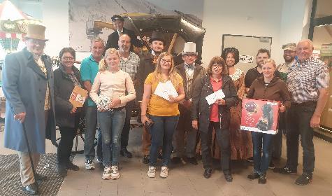 Julia Berger (vorne 4.v.l.) heißt die Gewinnerin des Festspielvereins-Glücksspiels. Sie gewann zwei Freikarten für die Premiere des Stückes „Die Erbschaft“ und dazu zwei Freigetränke, außerdem noch den 3. Preis. Ihr und den anderen Preisträgern gratulierten der Festspielvereinsvorsitzende Hans Drexler (vorne r.), die Aktionsorganisatoren Erwin Zach (hinten 4.v.r.) und Ludwig Koller (hinten 5.v.r.), einige der Schauspieler und Geschäftsinhaber Markus Schiml 2.v.r.). - Foto von Werner Schulz
