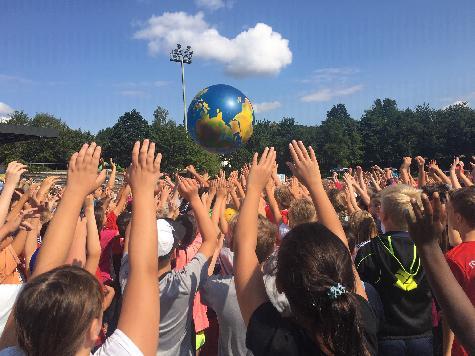 Die Kinder der Grund- und Mittelschule und der Grundschule Ehenfeld erreichten bei der BLV-Aktion „Lauf dich fit“ ausgezeichnete Leistungen. Da sie zu den besten 15 Schulen in der Oberpfalz gehörten durften sie am Abschlussevent in Schwandorf teilnehmen. Schon das Aufwärmen bereitete Riesenspaß. - Foto von Werner Schulz