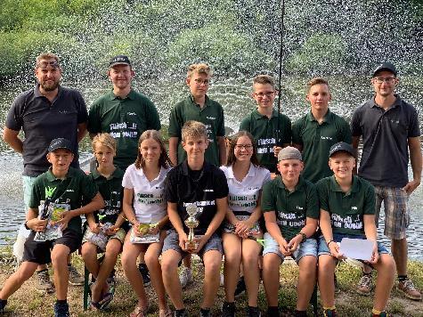 Trotz strömenden Regens nahmen 15 Jugendliche am Hegefischen des Anglervereins teil, bei dem nebenbei mit Konstantin Lohner (vorne Mitte) auch der Jugend-Fischerkönig 2019 ermittelt wurde. Im Bild vorne v. l.: Johannes Zach, Johann Kuhnert, Ida Hanft, Konstantin Lohner, Fabienne Rauscher, Elias Birner und Nils Prösl, hinten v. l.: Vorstand Mario Rauscher, Jugendleiter Kevin Gehringen, Gabriel Peter, Luis Birner, Lenny Paulus und 2. Vorstand Stefan Dotzler.  - Foto von Werner Schulz