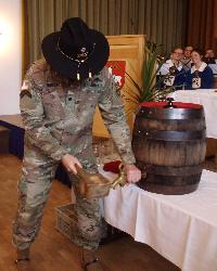 Das 45. Marktplatzfest des Musikzugs wird einmal mehr zu einer kleinen Demonstration deutsch-amerikanischer Freundschaft. Den Bieranstich übernimmt der Bataillonskommandeur der First Squadron of the Second Stryker Cavalry Regiment der US-Army Lieutenant Timothy Wright. Beim Freundschaftsfest im Mai im Josefshaus hat er bereits bewiesen, dass er das Bierfassanzapfen beherrscht. - Foto von Werner Schulz