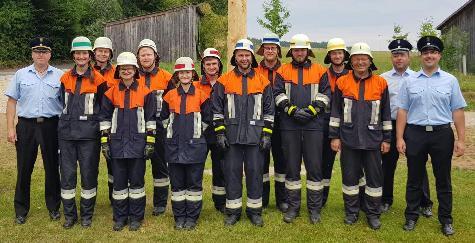 Neun Feuerwehrleute der Freiwilligen Feuerwehr Steiningloh-Urspring bestanden mit Bravour die Leistungsprüfung Gruppe im Löscheinsatz. V. l.: KBI Martin Schmidt, Gruppenführerin Heike Giehrl, 2. Kommandant Josef Giehrl, Kathrin Fischer, Tobias Lobenhofer, Christina Pfab, Martin Amann, Matthias Fischer, Sebastian Lobenhofer, Jakob Stauber, Michael Pfab, 1. Kommandant Ludwig Fischer, KBM Marco Weiß, Schiedsrichter Horst Kellner. - Foto von Werner Schulz
