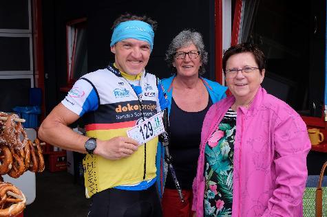 Unter dem Motto „Fitness bringt Licht nach Nepal“ beteiligten sich letztes Jahr trotz windig-kühlem Regenwetter 156 Sportler am 16. Pirker Kreisel. Prominentester Teilnehmer war der Extrem-Radfahrer Wolfgang Stöckl. Der einarmige Sportle machte letztes Jahr Schlagzeilen, als er von Rothenstadt bis zum Nordkap radelte und in 16 Tagen 3424 Kilometer zurücklegte. Mit im Bild Chef-Organisatorin Bärbel Birner (r.) und Annemarie Brandl (Mitte). - Foto von Werner Schulz