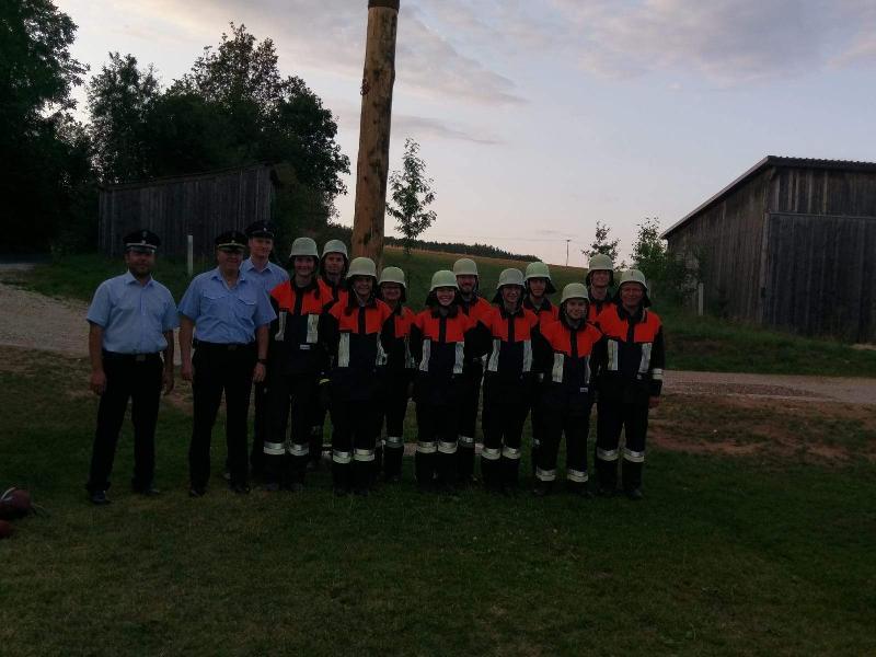 Auch die jungen Aktiven der Freiwilligen Feuerwehr Steiningloh-Urspring bestanden mit Bravour die Leistungsprüfung „Gruppe im Löscheinsatz“. V. l.: KBM Marco Weiß, KBI Martin Schmidt, Schiedsrichter Christoph Erras, Gruppenführerin Heike Giehrl, Zweiter Kommandant Josef Giehrl, Julia Giehrl, Kathrin Fischer, Antonia Stauber, Quirin Stauber, Marie Giehrl, Benedikt Lederer, Peter Pfab, Andreas Fischer und 1. Kommandant Ludwig Fischer. - Foto von Werner Schulz