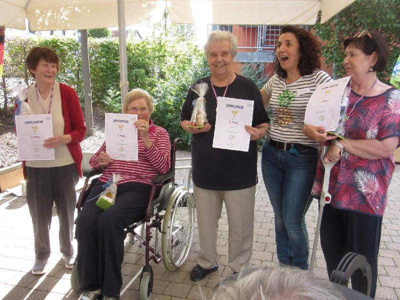 Die erfolgreichsten Olympioniken des Hauses Evergreen (v. l.): Maria Ring und Hermine Meier (beide punktgleich 3. Platz), Paulina Walter (2. Platz), Sifa Heldmann (Leiterin des Betreuungsteams) und Renate Wrobel (1. Platz). - Foto von Werner Schulz