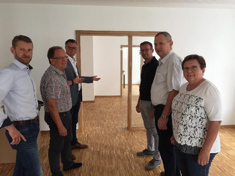 Nicht mehr lange, dann hat die Stadt Hirschau ein Bürgerbüro. Untergebracht wird es zusammen mit dem Einwohnermelde-, Ordnungs- und Standesamt im Eckgebäude Hauptstraße-Hirschengasse. Die CSU-Fraktion machte sich vor Ort ein Bild vom Baufortschritt. V. l.: Stadtrat Christian Gnan, Fraktions-Chef Dr. Hans-Jürgen Schönberger, Bürgermeister Hermann Falk, Stadtrat Hermann Gebhard, Stadtrat Josef Luber und Stadträtin Bärbel Birner. - Foto von Werner Schulz