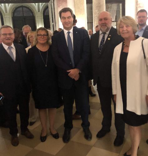 Werner Stein (2.v.r.) empfand es als große Ehre, zusammen mit seiner Frau Susanne (2.v.l.) am Empfang von Ministerpräsident Markus Söder (Bildmitte) in der Würzburger Residenz teilnehmen zu dürfen. Mit im Bild: MdL Manfred Ländner, Präsident des Nordbayerischen Musikbunds (l.) und Angelika Becher, Vorsitzende des NBMB-Kreisverbandes Bamberg. - Foto von Werner Schulz