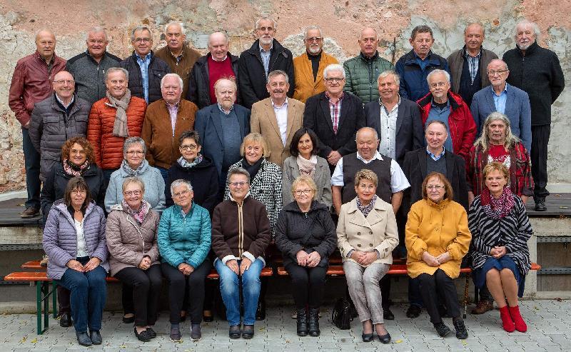 Aus Anlass ihres 70. Geburtstags feierten 15 Mädels und 24 Jungs des Schülerjahrgangs 1948/1949 vergangenes Wochenende ein Wiedersehen. Gerhard Bösl (2. Reihe, 2. von rechts) hatte das Klassentreffen, das drei Tage dauerte, perfekt organisiert. - Foto von Foto/Repro: u