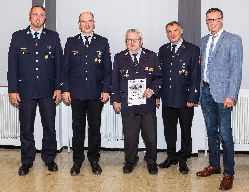 „Retten – löschen – bergen – schützen“ – dem Wahlspruch der deutschen Feuerwehren fühlt sich der Ehrenvorsitzende der Hirschauer Wehr Arthur Gleich (Bildmitte) seit 70 Jahren verpflichtet. Zu der mit dem Jubiläum verbundenen Ehrung gratulierten ihm Bürgermeister Hermann Falk (r.), Vorstand Michael Schuminetz (2.v.r.), Kommandant Sebastian Jasinsky (l.) und 2. Vorstand Thomas Maier (2.v.l.). - Foto von Werner Schulz