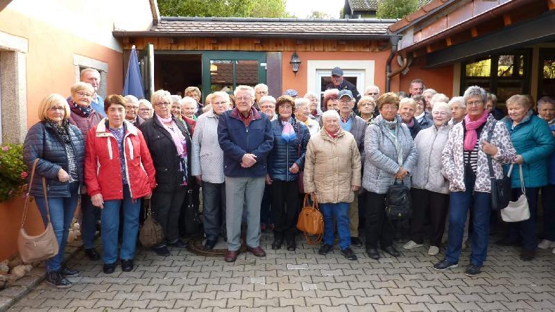 Einen interessanten Tag bescherte der VdK-Ortsverband den 52 Frauen und Männern, die an der vom stellvertretenden Ortsvorsitzenden Ludwig Gruber (hinten r.) organisierten Tagesfahrt ins Fichtelgebirge teilnahmen. - Foto von Werner Schulz