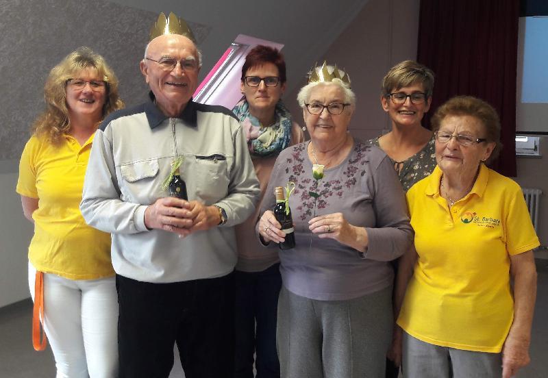Richard Schwärzer (2.v.l.) und Ursula Otte (3.v.r.) wussten beim Weinquiz im BRK Seniorenheim St. Barbara am besten Bescheid. Sie konnten sich deshalb mit dem Titel des Weinkönigs bzw. der Weinkönigin schmücken. Dazu gratulierten die beiden Betreuungskräfte Margaretha Lacher (l.) und Nicole Wolders (2.v.r.) sowie die ehrenamtlichen Helferinnen Birgit Panzer (3.v.l.) und Zenta Bauer (r.). - Foto von Werner Schulz