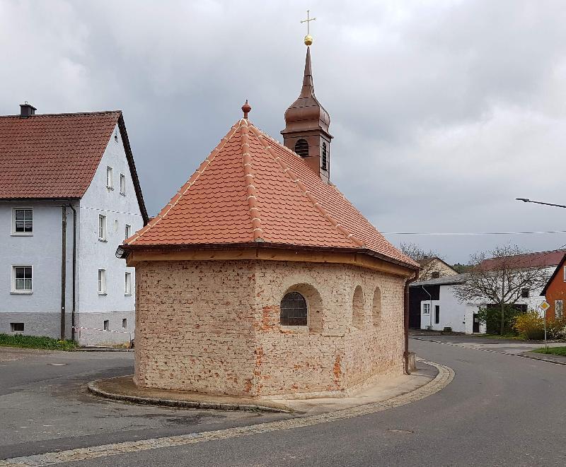 Der Abschluss der Sanierung der Steiningloher Dorfkapelle lässt nach zweijähriger Bauzeit weiter auf sich warten. Die Kosten für die Restaurierung der Innenausstattung muss die Dorfgemeinschaft tragen. Daher wird der Erlös des 3. Steiningloher Weinfestes, das am 26. Oktober, gefeiert wird, wieder voll und ganz für diesen Zweck verwendet. - Foto von Werner Schulz