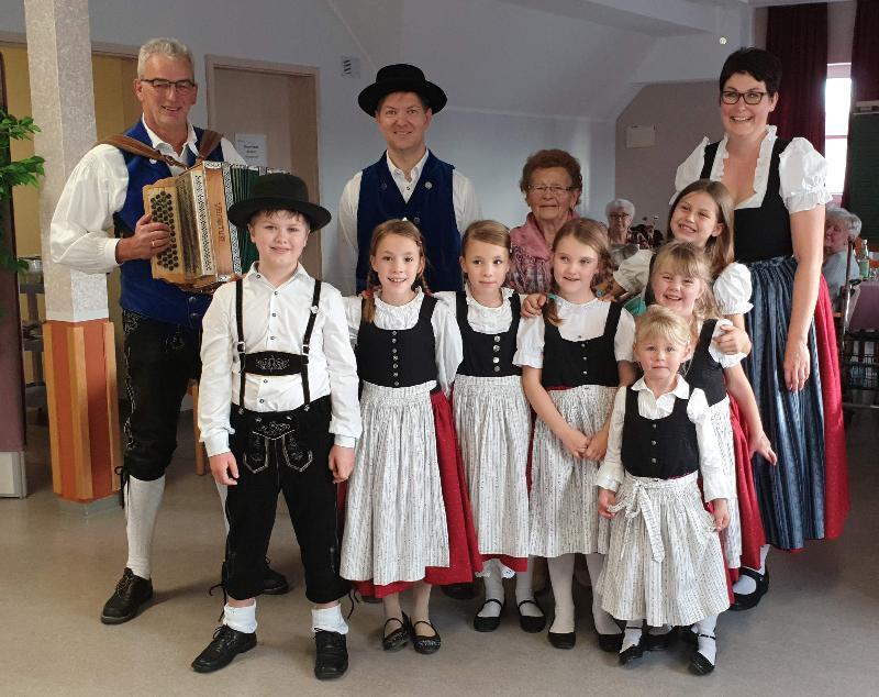 Bei der Hauskirwa des BRK Seniorenwohn- und Pflegeheims St. Barbara sorgten – wie schon oft – Vereinsmusikant Franz Dolles und die Zwergerln des Heimat- und Trachtenvereins für ein stimmungsvolles Unterhaltungsprogramm. Vorne v. l.: Gustav Zimmermann, Maya und Marie Lang, Hannah Riß, Hanna Ries, Lotta Ries und Leonie Seifert. Hinten v. l.: Franz Dolles, stellv. Jugendleiter Tomas Svensson, Zenta Bauer und Jugendleiterin Steffi Riß. - Foto von Werner Schulz
