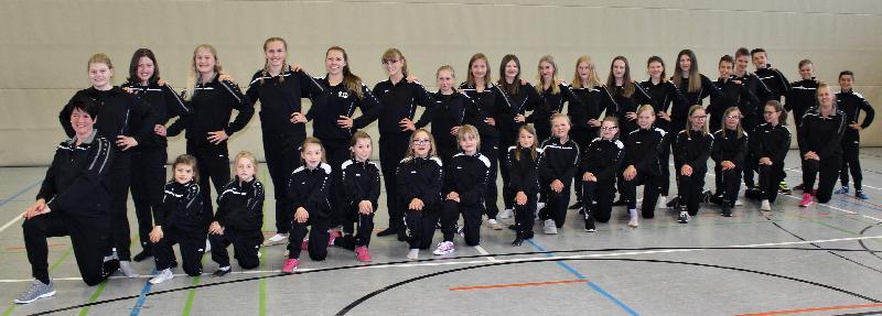 Seit dem 29. April trainieren die 29 Mädchen und drei Jungen unter der Regie von Regina Merkl (kniend l.), Michaela Meier (kniend r.) und Annika Scheffler (stehend 8. v. l.) für ihre Auftritte beim Faschingsauftakt, der heuer bereits am Sonntag, den 10.11., um 11.11 Uhr im Rathaus-Sitzungssaal über die Bühne geht. Die Trainerinnen sind sich sicher: Gardemarsch und Showtänze sitzen perfekt. - Foto von Werner Schulz