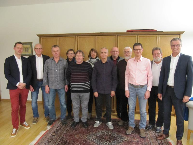Die anwesenden geehrten Spender in der Mitte: Links BRK-Kreisgeschäftsführer Bernhard Schaller, daneben Kreisvorsitzender Michael Schmid, rechts 1.Bürgermeister Hermann Falk, daneben Ulrich Gerlach die gute Seele des BRK-Teams der Ehrenamtlichen vor Ort. - Foto von Gerhard Fleischmann