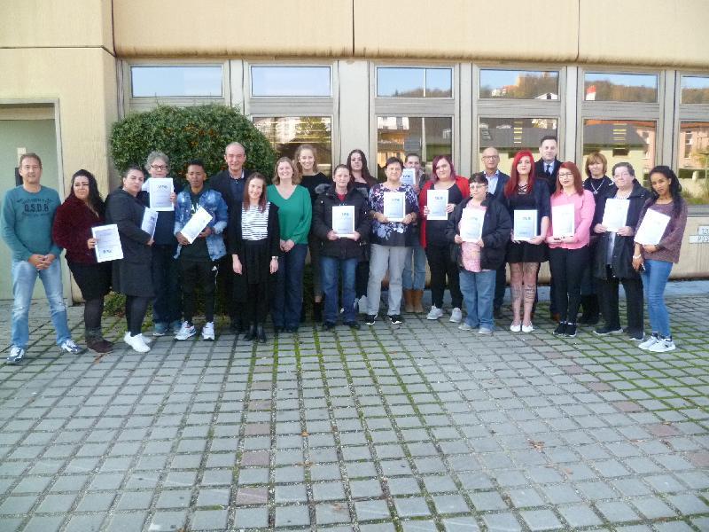 Der Teamleiter Arbeitsvermittlung am Jobcenter, Rainer Liermann (links), freute sich mit den Kursteilnehmern und den Lehrkräften von ISE über den erfolgreichen Abschluss der Qualifizierungsmaßnahme zum/zur Pflegehelferin/-in. Bild: Uschald - Foto von Uschald