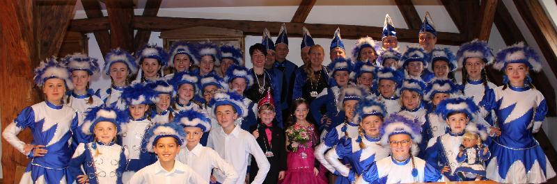 Sehr, sehr eng wurde es am Sonntag im Rathaus-Sitzungssaal, wo die Kinder- und Jugendgarde zusammen mit seiner Tollität Prinz Jan I. und ihrer Lieblichkeit Prinzessin Mara I. für einen fulminanten Faschingsauftakt sorgten. Die Erwachsenen v. l.: Regina Merkl, Sandro Gärtner, Markus Meier, Christian Kellner, Michaela Meier, Martin Merkl, Annika Scheffler, Bürgermeister Hermann Falk und Musikzug-Vorstand Maximilian Stein. - Foto von Werner Schulz