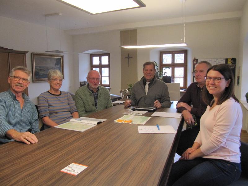 von links: Manfred und Christa Kindzorra Streckenwarte in Kerngebiet Hirschaus, Josef Kohl Streckenwart für den Bereich Massenricht, 3.Bürgermeister Peter Leitsoni, Sachgebietsleiter Christian Piehler und Sandra Hüttner von der Stadtverwaltung. - Foto von Gerhard Fleischmann