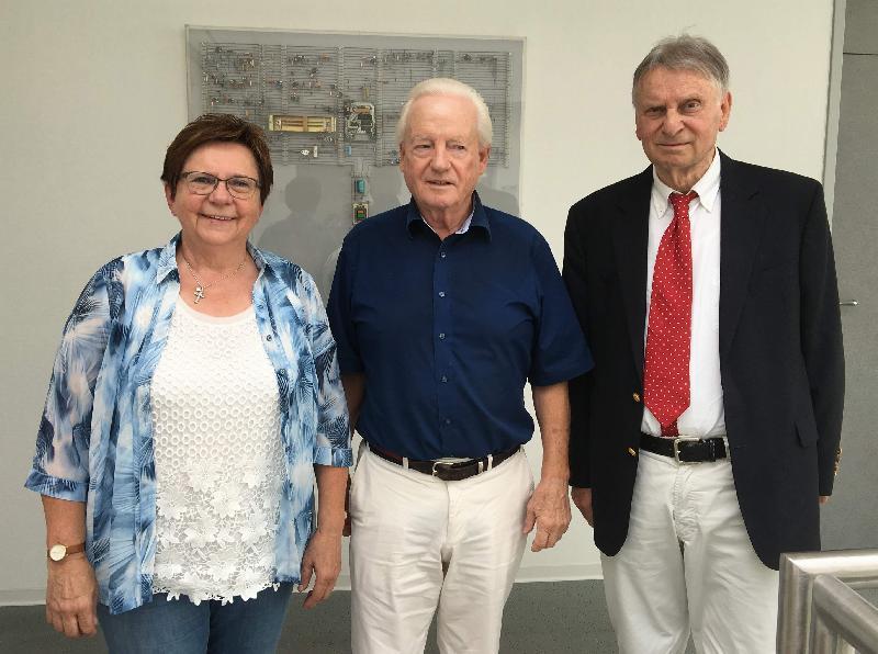 Das Engagement von Africa Luz im nepalesischen Sauraha ist keine Eintagsfliege. Seit 2006 leistet man dort dank großzügiger Sponsoren „Hilfe zur Selbsthilfe“. Ein herausragender Gönner ist Klaus Conrad (Mitte). Von ihm erhielt der Verein eine neuerliche 20 000-Euro-Finanzspritze. Africa-Luz-Gründer Prof. Dr. Dieter Dausch (r.) und der ehrenamtlichen Geschäftsführerin Bärbel Birner (l.) war es ein Anliegen, Klaus Conrad für die Spende zu danken und ihm die Verwendung der Spendengelder zu erläutern. - Foto von Werner Schulz