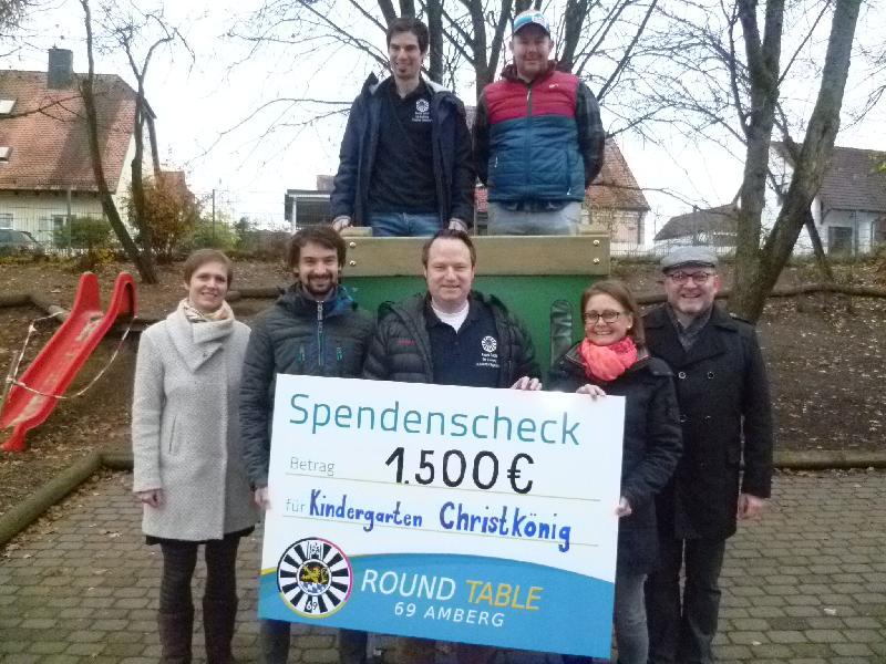 1.500 Euro für die Neuanschaffung einer Rutsche übergaben Vertreter von Round Table (RT) 69 Amberg an den Kindergarten Christkönig. Vorne von links Petra Michel vom Elternbeirat, Manuel Werthner und Dr. Michael Rogenhofer von RT 69, Kindergartenleiterin Rita Strobl und Dekan Markus Brunner vom Kindergartenträger St. Georg. Dahinter Stephen Trepesch von RT 69 und Thomas Brumeißl vom Elternbeirat. Bild: Uschald - Foto von Uschald
