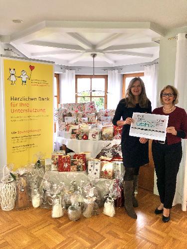 Die Weihnachtsspende der UBH-GROUP in Höhe von 1 000 Euro geht heuer an die Selbsthilfegruppe krebskranker Kinder Amberg-Sulzbach e.V.. Zur Übergabe des Spendenschecks besuchte HR-Leiterin Hazel Davidson (l.) die SHG-Vorsitzende Petra Waldhauser (r.) in ihrem Privathaus in Hirschau. Sie hatte dort die Weihnachtsgeschenke schon dekorativ aufgebaut. - Foto von Werner Schulz
