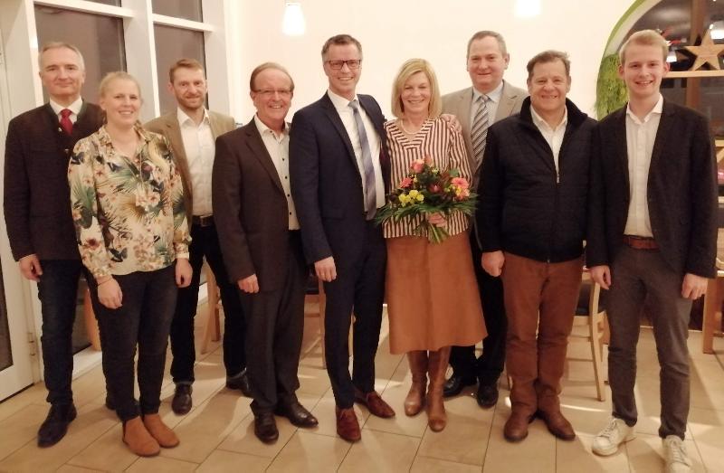 Bürgermeister Hermann Falk kann bei den Kommunalwahlen 2020 auf die hundertprozentige Unterstützung der CSU-Ortsverbände Hirschau, Ehenfeld und Massenricht und der Frauen Union bauen. V. l.: CSU-Kreisvorsitzender MdL Dr. Harald Schwartz, Michaela Meier (FU-Ortsvors., Christian Gnan (Vors. CSU Ehenfeld), Dr. Hans-Jürgen Schönberger (Vors. CSU- Fraktion), Bürgermeister Hermann Falk, seine Ehefrau Rosi Falk, Luber (Vors. CSU Massenricht), 3. Bürgermeister Peter Leitsoni und Florentin Siegert (Vors. CSU Hirschau). - Foto von Werner Schulz