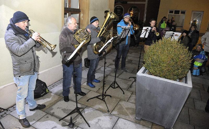 In Hirschau geht man wieder Adventfensterln