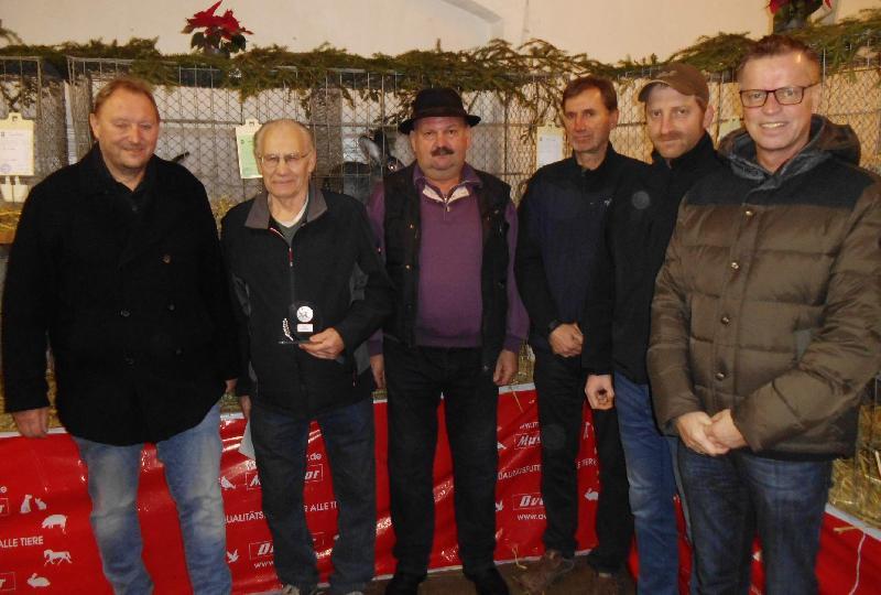 Bürgermeister Hermann Falk (r.), der als Schirmherr die große Lokalschau des Kaninchenzuchtvereins B 747 im ehemaligen Stadtbauhof eröffnet hatte, nahm zusammen mit Vorstand Georg Maier (3.v.l.) und Veterinärdirektor Dr. Werner Pilz (l.) die Preisverteilung für die Vereinsmeisterschaften vor. Mit im Bild v. l.: Josef Högl (2. Platz, 2.v.l.), Wolfgang Högl (1. Platz, 3.v.r.) und Alex Hollederer (3.Platz, 2.v.r.).  - Foto von Werner Schulz