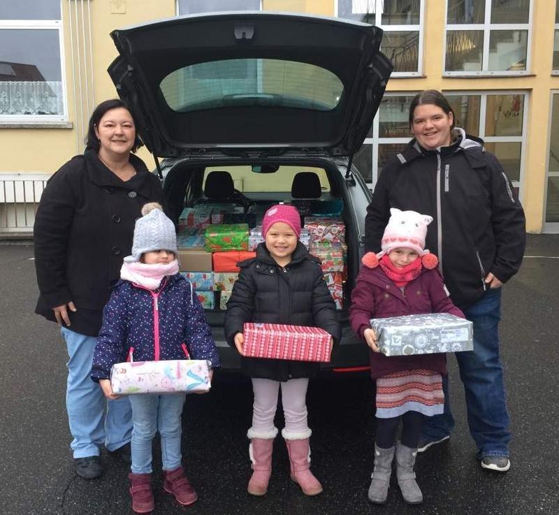 Der Elternbeirat des Marienkindergartens ergriff heuer wieder die Initiative zur Unterstützung der „Aktion Pomoc“. Am Ende konnten die Vorsitzende Michaela Hofmann (l.) und Daniela Arnold (r.) 90 Geschenkpakete in Atzlricht abgeben.  - Foto von Werner Schulz