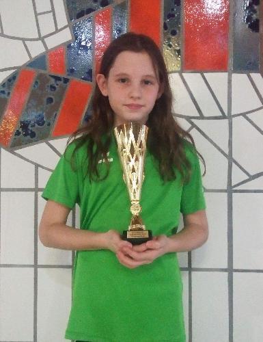 Eine besondere Auszeichnung gab für Anna-Lena Rösch (Jahrgang 2010). Sie gewann nicht nur ihr Rennen über 50 Meter Brust und den zweiten Platz über 100 Meter Brust, sondern erhielt in ihrer Altersklasse den Pokal für die punktbeste Schwimmerin.  - Foto von Werner Schulz