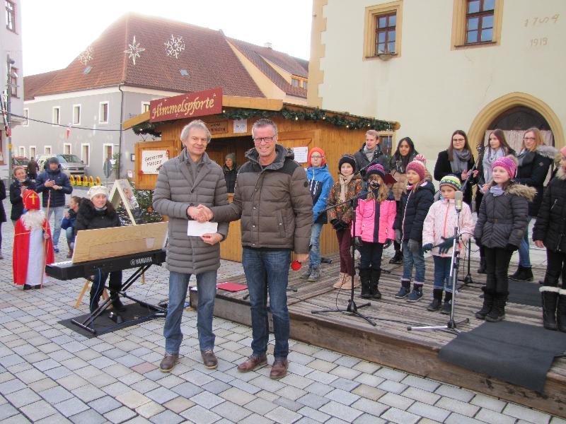 Bürgermeister Hermann Falk eröffnete mit Günther Siegert den Hirschauer - Foto von Josef Birner
