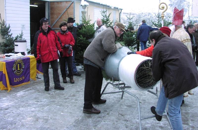 Alle Jahre wieder langen die Mitglieder des Lions-clubs Amberg-Sulzbach beim Christbaumverkauf kräftig mit zu. Sie laden am Vorabend die frisch geschlagenen Bio-Bäume selbst auf, fahren sie nach Amberg und stehen am Samstag im Morgengrauen schon am Verkaufsstand beim Drahthammer-Schlössl. Bild: Uschald - Foto von Uschald